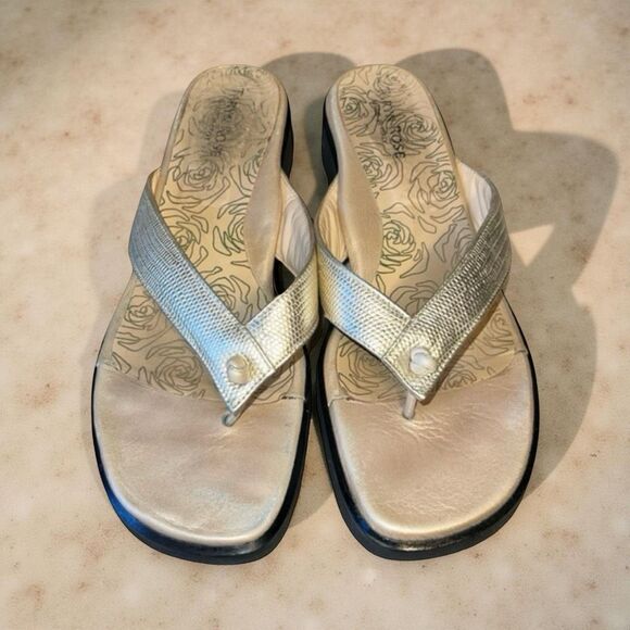 Taryn Rose Tyra Crinkle Metallic Leather Sandals Silver/Tan Size 38.5 US 8 - Picture 2 of 5